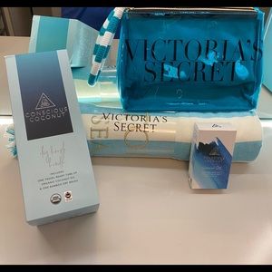 Travel-Conscious Coconut & Victoria secret set.